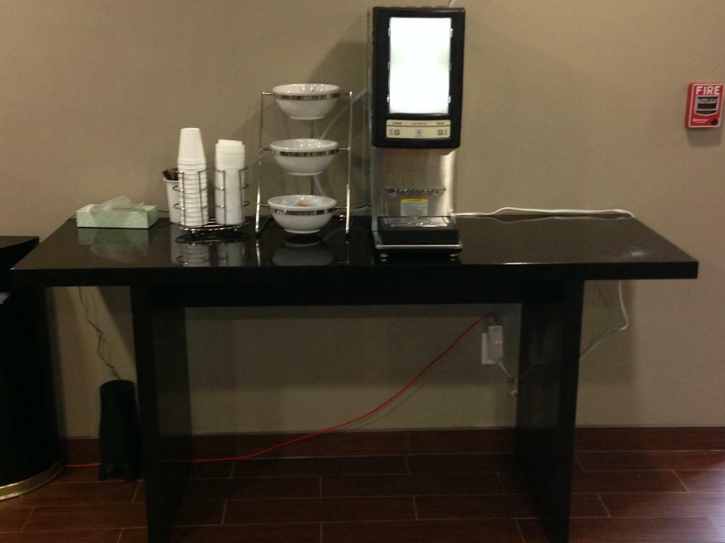 Days Inn By Wyndham Brooklyn Borough Park New York Ngoại thất bức ảnh